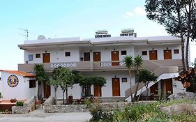Idomeneas Apartments & Studios